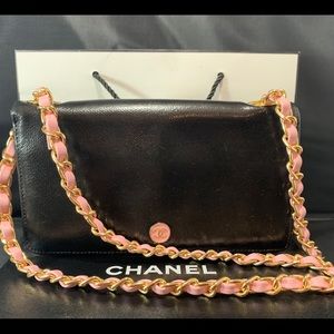 CHANEL CC Logo Mark Wallet on Chain